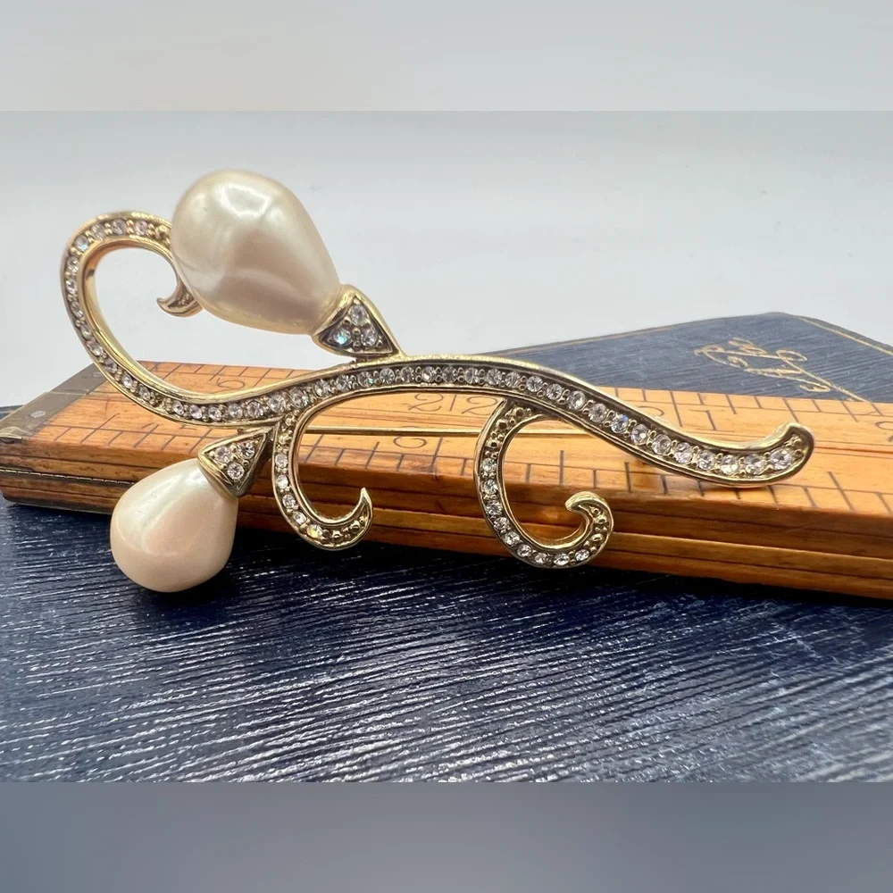 Vintage MONET gold tone rhinestone faux pearl floral stem brooch pin